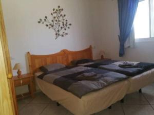 sypialnia z łóżkiem w pokoju z oknem w obiekcie Casa Hibiscus sehr schönes Appartment zum relaxen w mieście Costa Calma +13 zdjęć