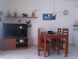 Telewizja i/lub zestaw kina domowego w obiekcie Casa Hibiscus sehr schönes Appartment zum relaxen