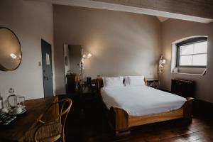 Rúm í herbergi á Bellinter House Hotel & Spa