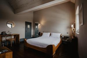 Rúm í herbergi á Bellinter House Hotel & Spa