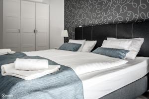 A bed or beds in a room at Aranymandula apartmanok