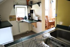 eine Küche mit einer Spüle und einer Arbeitsplatte in der Unterkunft Altes Gärtnerhaus in Lübben