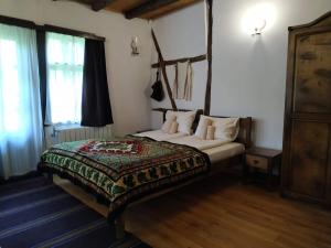 a bedroom with a bed in a room at Dedovite Kashti in Stefanovo