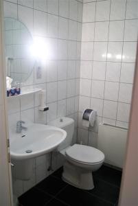 Un baño de Landhotel Römerkessel 18 fotos más