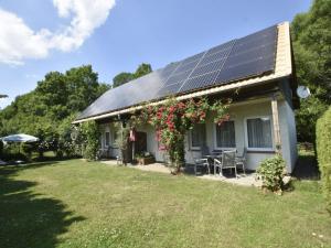 NeubukowにあるQuaint Holiday Home in Neubukow with Terraceの屋根に太陽光パネルを敷いた家