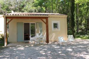 a small shed with two chairs and a table at le petit bois in Valaurie