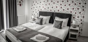 A bed or beds in a room at Aranymandula apartmanok