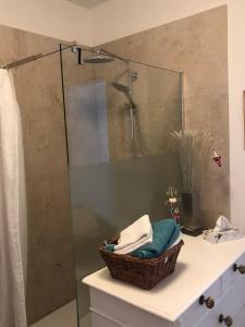 Un baño de Ferienwohnung Burgenblick mit Blick auf Riedenburg