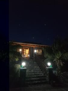 een huis 's nachts met lichten op de trap bij Casa Magic in Breña Baja
