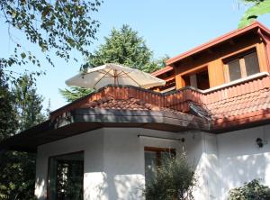 a house with an umbrella on top of it at App Carolina in Creazzo