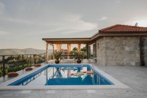 Bazén v ubytování Capri House nebo v jeho okolí