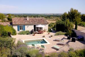 einem externen Blick auf ein Haus mit einem Pool in der Unterkunft Le Mas des Genets in Saint-Rémy-de-Provence