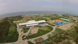 een luchtzicht op een gebouw op een heuvel naast de oceaan bij Jugendherberge Westerland in Westerland