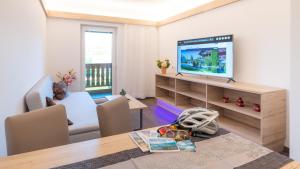 Televízia a/alebo spoločenská miestnosť v ubytovaní Apartments Presslauer - Mori