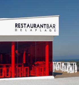 Um restaurante ou outro lugar para comer em Le Grand Hotel de la Plage