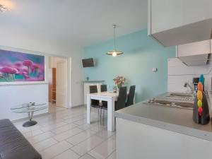 una cucina con un tavolo e una sala da pranzo di Apartment Mariza-3 by Interhome a Vinež