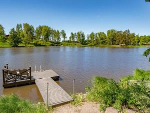 Výhled na řeku, která protéká v blízkosti prázdninového domu