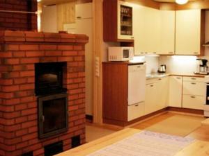 una cucina con camino in mattoni di Holiday Home Kurrela by Interhome a Toiviaiskylä Altre 35 foto