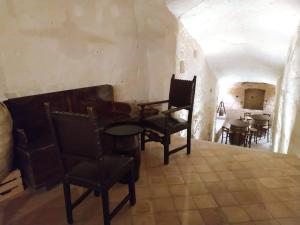 une salle à manger avec une table et des chaises dans un bâtiment dans l'établissement Casa Masiello La casa tipica dei Sassi di Matera, à Matera