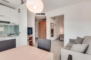a living room with a table and a couch at Kontiki in Milano Marittima