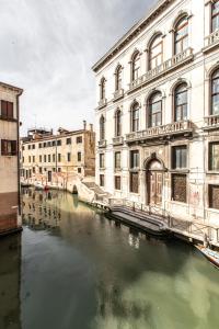 rzeka w mieście z budynkami i mostem w obiekcie Santa Fosca Canal View R&R w Wenecji