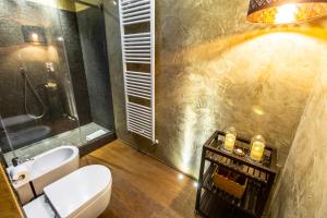 Łazienka z białą toaletą i umywalką w obiekcie Santa Fosca Canal View R&R w Wenecji +20 zdjęć