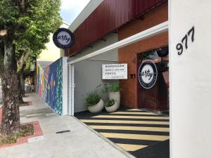 Um certificado, prêmio, placa ou outro documento exibido em Artsy Vitoria Hostel