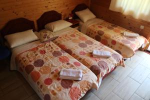 duas camas sentadas uma ao lado da outra num quarto em Guest House Jadran Pol em Petrovac na Moru