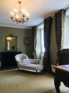sala de estar con silla y espejo en La Ruche Bed & Breakfast, Chaillac, en Chaillac
