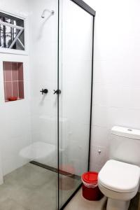 Um banheiro em Artsy Vitoria Hostel