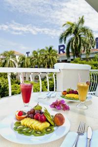 una mesa con un plato de frutas y hortalizas. en Hotel Tocarema en Girardot