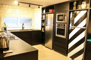 A cozinha ou cozinha compacta de Artsy Vitoria Hostel
