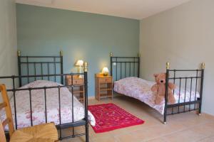 Postel nebo postele na pokoji v ubytování Abbaye du Palais