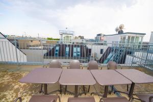 stół i krzesła siedzące na dachu w obiekcie Vienna Hotspot w Wiedniu