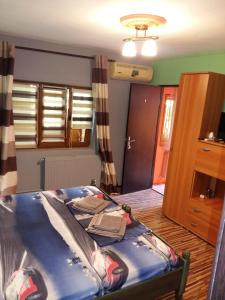 コンスタンツァにあるSea Sideのベッドルーム1室(青い掛け布団付きのベッド1台付)