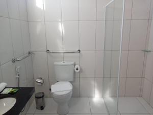 uma casa de banho com um WC, um chuveiro e um lavatório. em Hotel HOSPEDA Marília em Marília