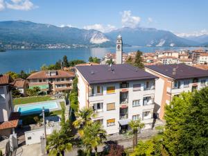 eine Stadt mit einem Uhrturm und einem Wasserkörper in der Unterkunft Castagnola 8 in Verbania