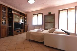 a living room with a couch and a television at Residenza Franca in Valeggio sul Mincio
