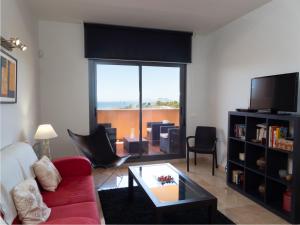 een woonkamer met een rode bank en een tafel bij 2055-Superb 2bedrooms apt, Gibraltar and sea view in Manilva