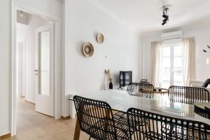 A seating area at Urban 2BD Apartment in Koukaki by UPSTREET Még 15 kép