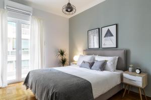 A bed or beds in a room at Urban 2BD Apartment in Koukaki by UPSTREET