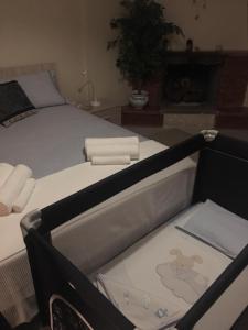 een slaapkamer met een bed met een ladekast en een tafel bij Da zio Totò in Scilla
