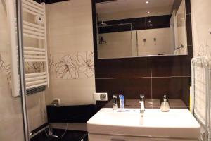 ウケンチンにあるPati Ferien Apartmensのバスルーム(洗面台、鏡付)