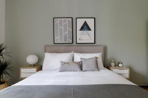 A bed or beds in a room at Urban 2BD Apartment in Koukaki by UPSTREET