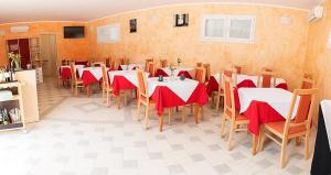 un comedor con mesas blancas y sillas de madera en Zio Tonino, en Termoli