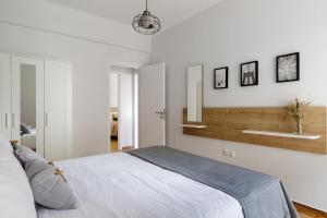 A bed or beds in a room at Urban 2BD Apartment in Koukaki by UPSTREET