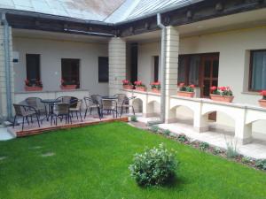 een patio met stoelen en een tafel op een huis bij Casa TRANSILVANIA in Oradea