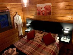 um quarto com uma cama e uma parede de madeira em Long Wood Lodges em Knighton