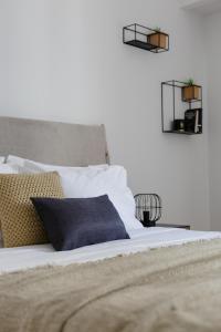 A bed or beds in a room at Urban 2BD Apartment in Koukaki by UPSTREET