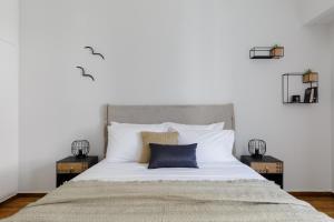A bed or beds in a room at Urban 2BD Apartment in Koukaki by UPSTREET